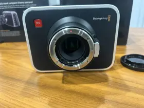 Blackmagic Design 658700904458 Bmcc Cinema Camera 2.5k Ef Canon 28-135mm Is Lens 1 Tb Ssd