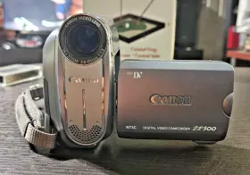 Zr500 Canon 502282108197 Mini Dv - 25x 800 Digital Zoom Tested And Working