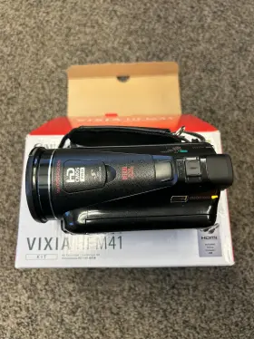 5116b003 Canon Vixia Hf M41 32 Gb Hd Camcorder With Case Charger And Extra Battery