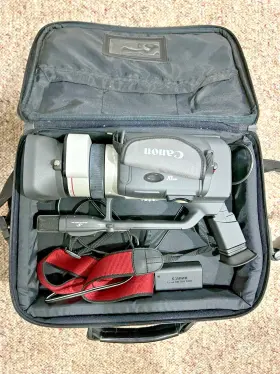 Camcorder-3ccd Canon 8467a001 Gl2 Ntsc Minidv 3ccd Digital Video Pro Camera