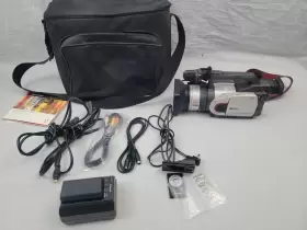 Dm-gl1 Canon Minidv 3ccd Digital Video Camcorder Gl1 Ntsc Bundle With Charger Bag
