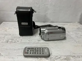 Fs10 Canon Flash Memory 8gb Built-in Camcorder With Case Untested