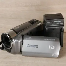 R206 Canon Legria Hf Pal Euro Version Camcorder Good/tested W Charger