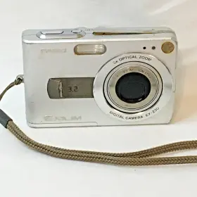 Ex-z30 Casio Exilim 3.2 Mp Digital Camera No Battery Charger Card For Parts Only