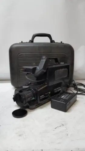 57-53981 Ccd Vintage Solid State Vhs Movie Camera With Case Extra Battery Lens Blank