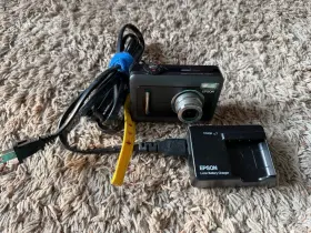 L-500v Epson 5mp 3x Zoom Compact Digital Camera 512mb Sd Card Charger And Battery