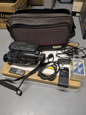 30411032 Hitachi E31a Handheld Cassette Camcorder Bundle With Case