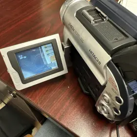 Dz-mv200a Hitachi Dvd Camcorder 12x Optical Zoom And 240x Digital Tested #2