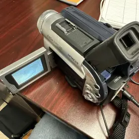 Dz-mv200a Hitachi Dvd Camcorder 12x Optical Zoom And 240x Digital Tested