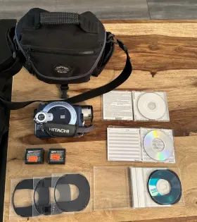 Dz-mv550a Hitachi Dz-mv550e Dvd Camcorder With 18x Optical Zoom Bundle - No Charger Read
