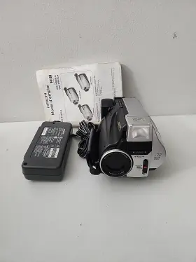 H945 Hitachi Hi 8 Ultravision 8mm Video Camcorder Vm - La With Charger Plus Book