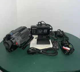 Vm-e25a Hitachi Vntg 8mm Video Camera Recorder With Batteries Charger Cords As Is