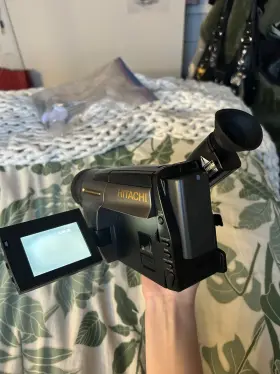 Vm-e535la Hitachi Vm-e535le Handheld Camcorder 8mm Turns On Shows Picture With Charger