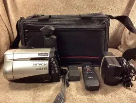 Vm-e555la Hitachi 8mm Camcorder Bundle With Battery Charger Remote And Case