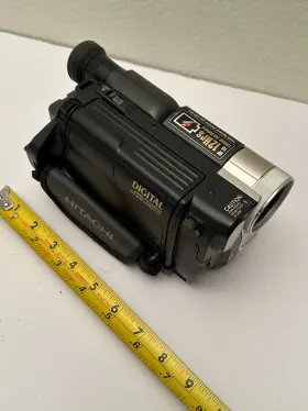 Hitachi Vm-e565la Camcorder With Battery Project Untested