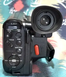 Vm-h620a Hitachi Handheld Video Camcorder 8mm Camera Takes 6 Aaa Batteries