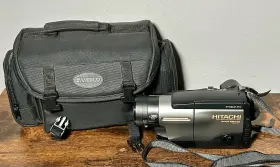 Vm-h650 Hitachi Video Camera Recorder Hi8 Camcorder With Accessories - Tested