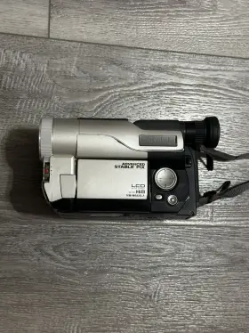 Vm-h665la Hitachi Hi8 Digital Video Camera/recorder Black Camcorder - Untested