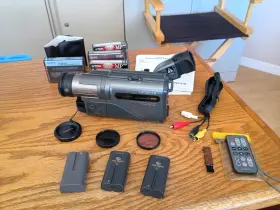 Vm-h71a Hitachi 8mm Video Camcorder Eis Batteries Tapes Parts Or Repair