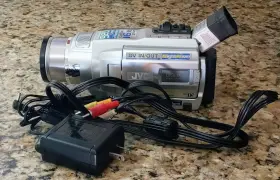 Gr-dvl120u Jvc 120u Minidv Camcorder. With Battery Charger Cords And Padded Case