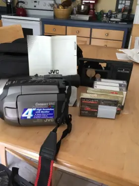 Gr-axm210u Jvc Compact Vhs Camcorder Tapes Carry Cases Battery And Charger Adapter