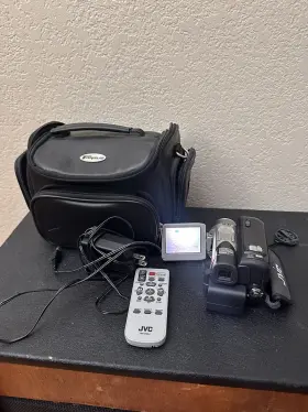 Gr-df450u Jvc Handycam With Carry Bag Battery Charger