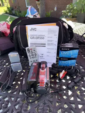 Gr-df550 Jvc Silver 2.5 Inch Lcd Screen 700x Digital Zoom Mini Dv Video Camcorder