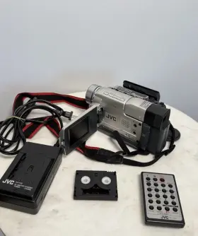 Gr-dv300 Jvc Minidv Camcorder 250x Digital Zoom For Parts Not Working With Charger Remote