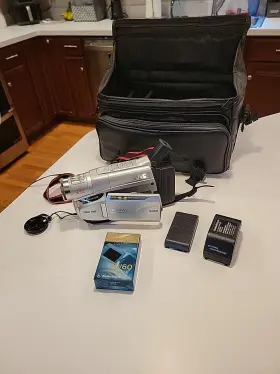 Gr-sxm37u Jvc Compact S-vhs Camcorder With 25x Optical Zoom Bundle - Charger