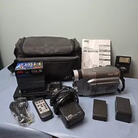 Gr-sxm720 Jvc Compact Super Vhs Camcorder Bundle With 2 Batteries Lots Of Extras