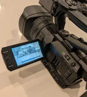 Gy-hm250sp Jvc Streaming 4k Camcorder With Sports Graphics And Extra Batteries
