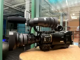 Gy-hd200 Jvc Gyhd200u Hd Video Camera W Fujinon Lens And Anton Bauer Trimpac Battery System