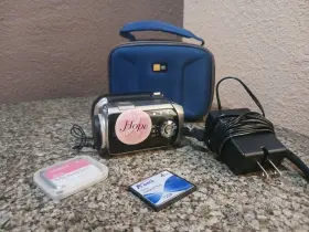 Gz-mc200u Jvc Everio Gz-mc200 Digital Media Camera 2mp Ccd Sensor 2 4gb Micro Drive Works