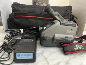 Yu30407d Jvc Gr-ax7 Vhs Camcorder With Accessories And Carrying Case