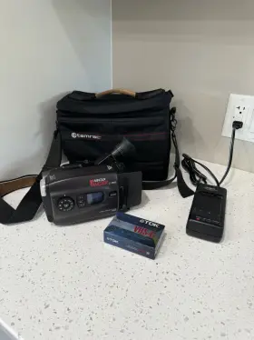 C-552 Minolta Master Vhs-c Video Camera With Charger And Battery Pack