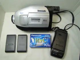Palmcorder-chargr-2batt Panasonic Pv-354d 700x Vhs-c #pv-l354d Palmcorder-chargr-2batt. And Tape Lot Works Used