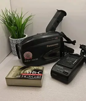 Pv-a208d-k Panasonic Palmcorder Pv-a208 Vhs Camcorder - Charger Bag 1 Tape Read Desc
