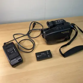 Pv-a226d Panasonic Iq Palmcorder Pv-a226 Vhs-c Video Camera Camcorder W Charger Battery