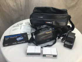 Pv-d426 Panasonic Palmcorder Iq With Charger Batteries Tapes And Bag