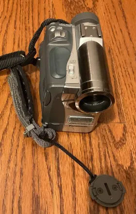 Pv-dc152d Panasonic Digital Minidv Palmcorder Camcorder And Accessories #2