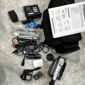 Pv-dv1000d Panasonic Minidv Camcorder 18x Zoom Lcd Mic With Accessories