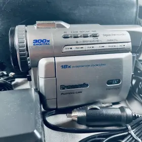 Pv-dv100d Panasonic Palmcorder Mini Dv Camcorder Camera With Case Charger Battery #2