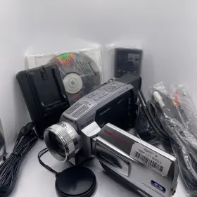 Pv-dv202 Panasonic Camcorder Mini Dv 700x Digital Zoom With Accessories Works