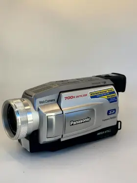 Pv-dv202d Panasonic Palmcorder Minidv Camcorder 2.7 Inch Screen 700x Digital Zoom