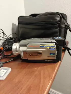 Pv-dv402d Panasonic Palmcorder 700x Mini Dv Camcorder With Accessories #3