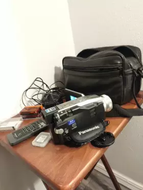 Pv-dv402d Panasonic Palmcorder 700x Mini Dv Camcorder With Accessories