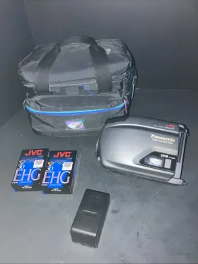 Pv-iq3030 Panasonic Palmcorder Pv-iq303 With Battery Tapes And Bag Untested No Chord