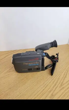 Pv-iq425d Panasonic Palmcorder Iq Vhs-c Video Camera No Accessories #2