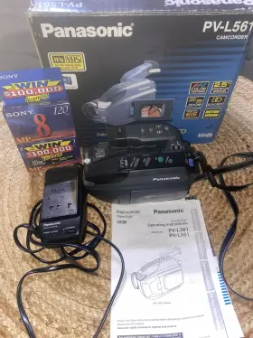 Pv-l561 Panasonic Palmcorder Camcorder With Charger And Tapes - Works