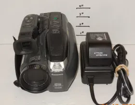Pv-l601 Panasonic D Vhsc Palmcorder Camcorder 20x Optical Zoom Tested Works